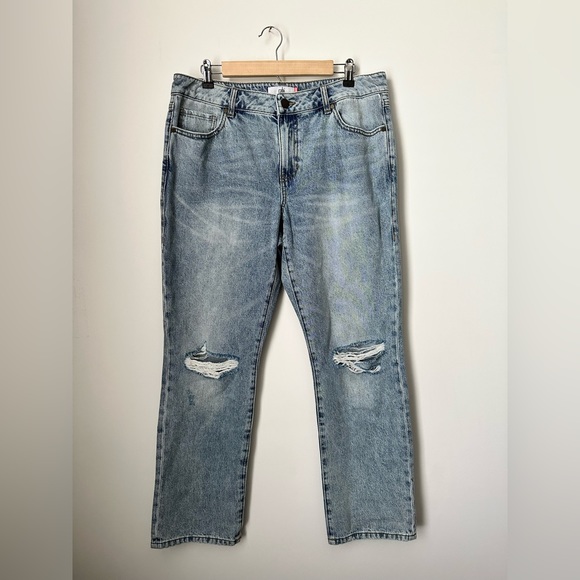 CAbi 6071 ‘100% Boyfriend’ Distressed Jeans Women’s Size 10 - Picture 3 of 10